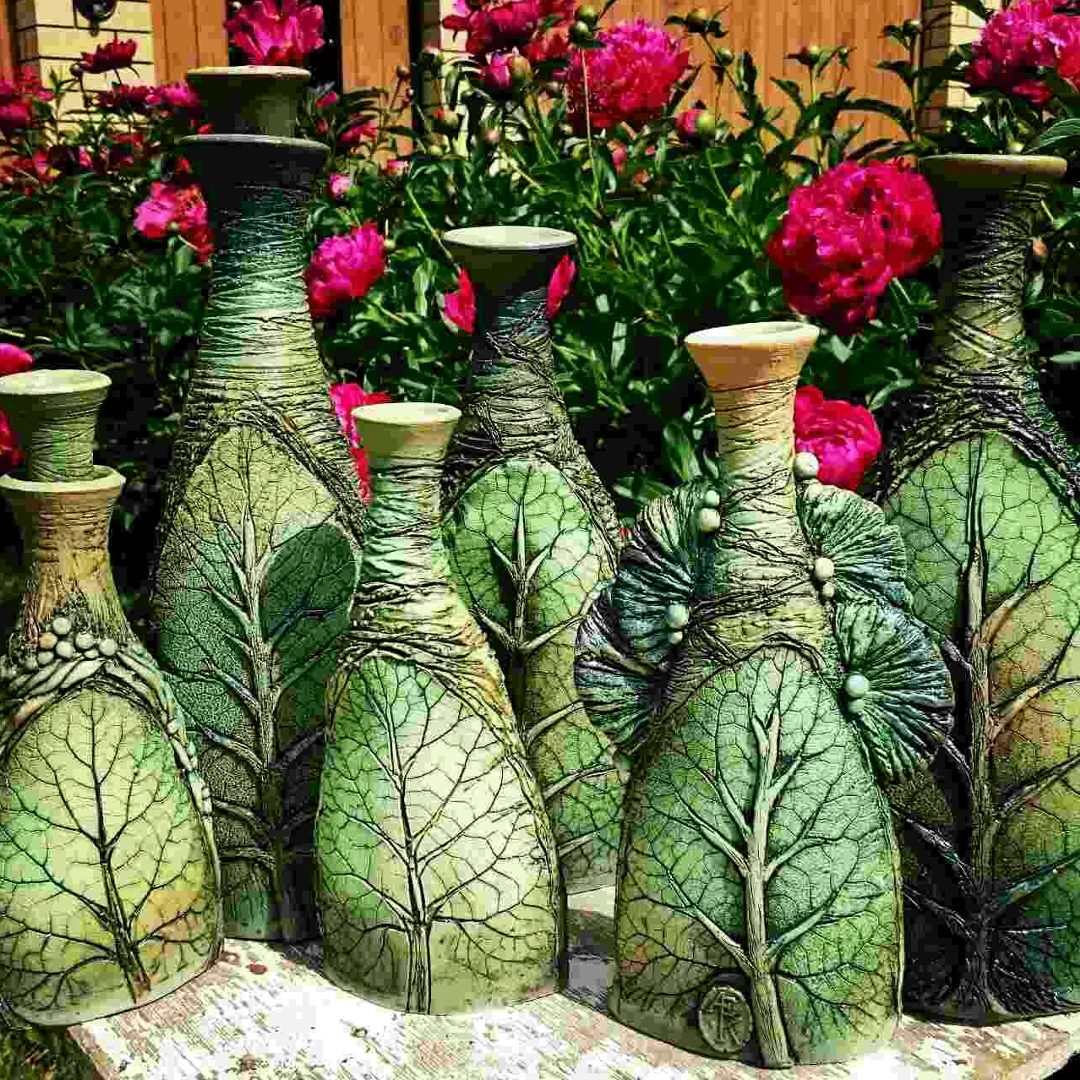Бутылки с оттиском листьев мастерской Колмогор на фоне пионов